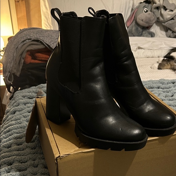 Ardene Shoes - Ardene Black Platform Chelsea Ankle Boots